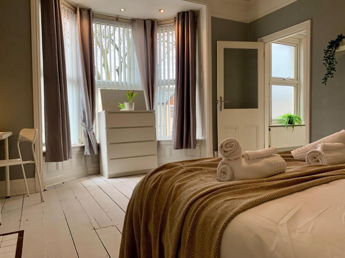 Somerford Place - 6 Beds - Sleeps 12 - Parks 2-3 Cars/Vans Willenhall Exterior foto