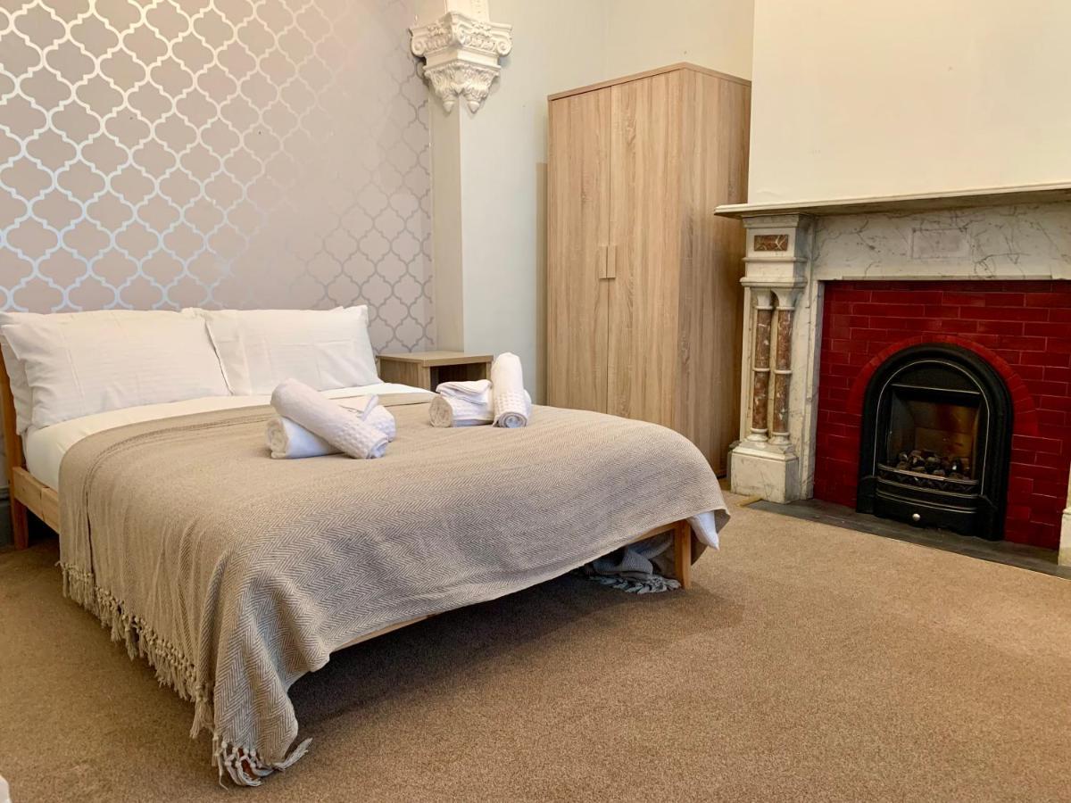 Somerford Place - 6 Beds - Sleeps 12 - Parks 2-3 Cars/Vans Willenhall Exterior foto