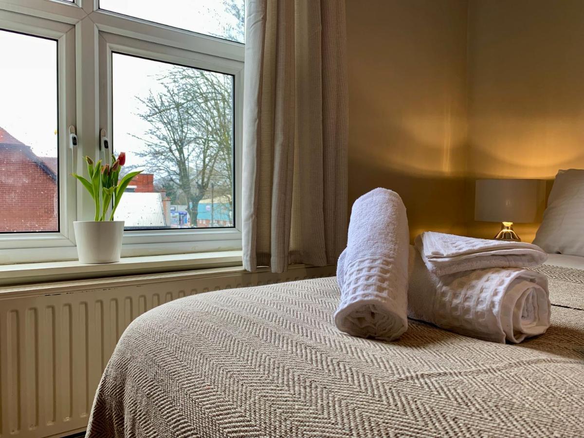 Somerford Place - 6 Beds - Sleeps 12 - Parks 2-3 Cars/Vans Willenhall Exterior foto