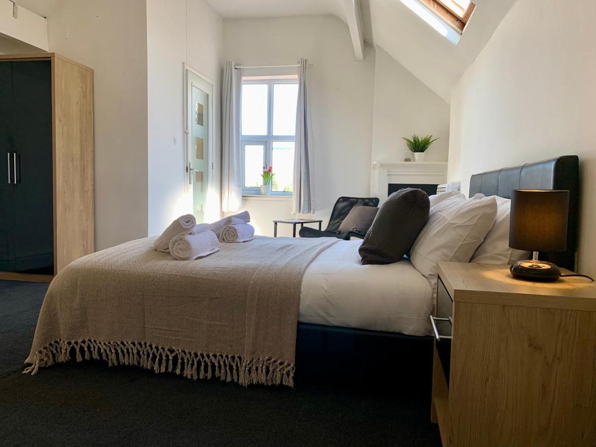 Somerford Place - 6 Beds - Sleeps 12 - Parks 2-3 Cars/Vans Willenhall Exterior foto